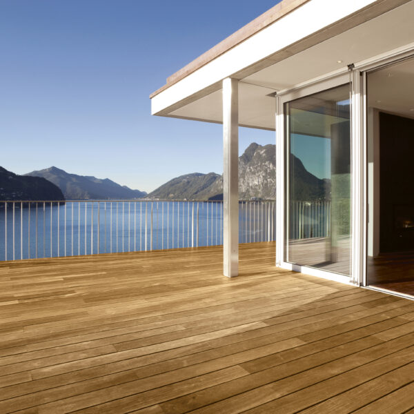 Terrazza di casa moderna con vista su lago e montagne.