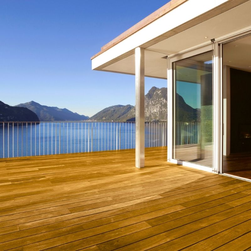 Πώς προστατεύουμε ένα ξύλινο deck από ήλιο, νερό και γκριζάρισμα